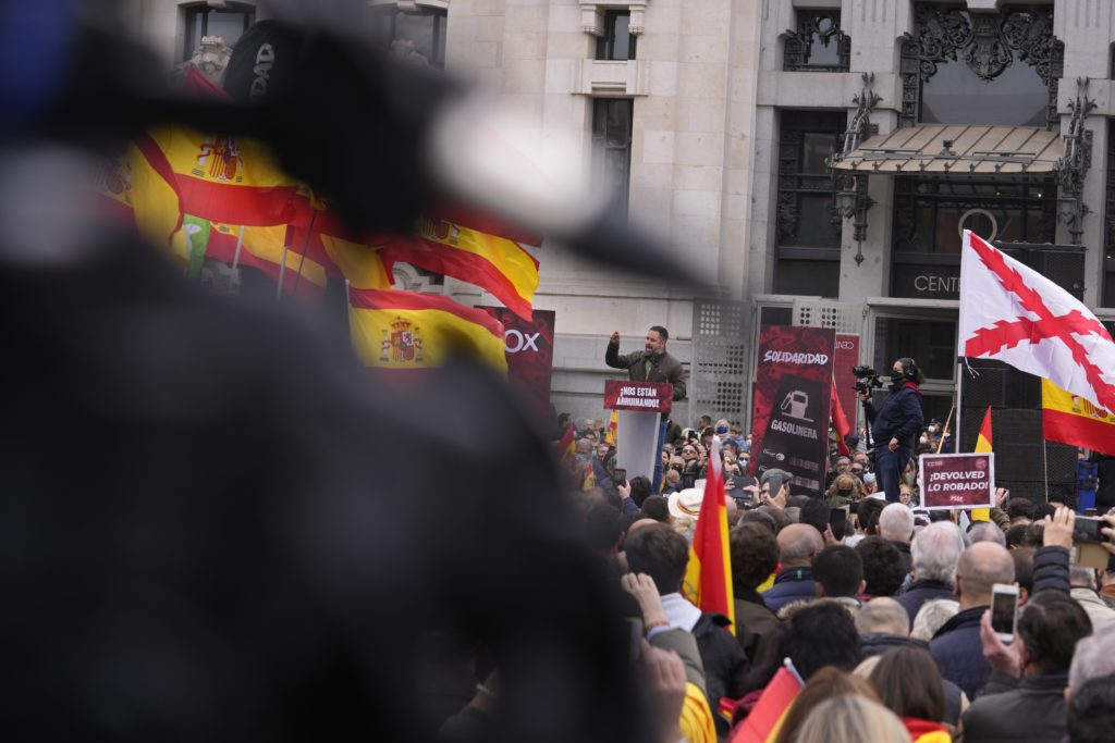 Ισπανία: Το ακροδεξιό Vox θέλει κατάργηση των νόμων περί ισότητας – Παροχολογία Σάντσεθ, αναδίπλωση Φεϊχό