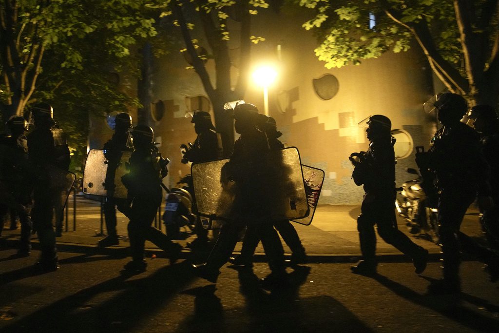 «Αστακός» η Γαλλία για την ημέρα της Βαστίλης – Ο Μακρόν κατεβάζει 130.000 αστυνομικούς στους δρόμους
