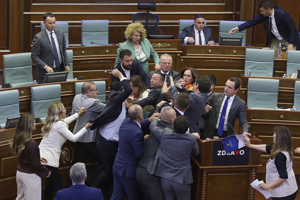 Κόσοβο: Σκηνές… φαρ ουέστ στη Βουλή – Μπουγέλωσαν τον πρωθυπουργό, πιάστηκαν στα χέρια βουλευτές (Video)