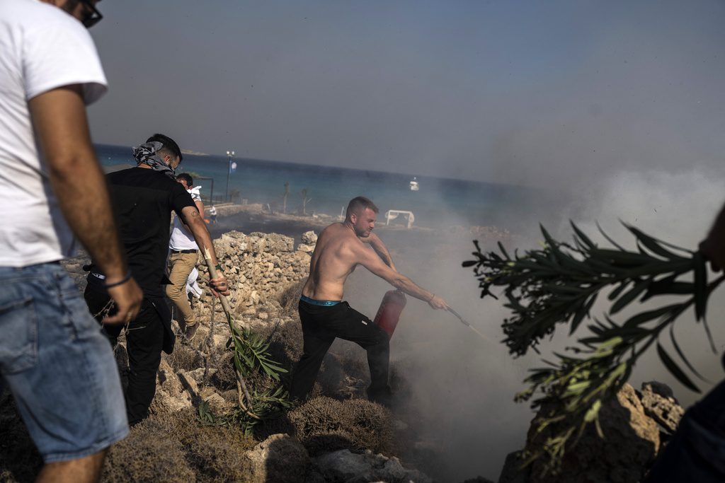 Φωτιά στη Ρόδο: Συγκλονιστική περιγραφή εθελοντή που μετέφερε κόσμο με το σκάφος του – «Ήταν σαν τον Τιτανικό»