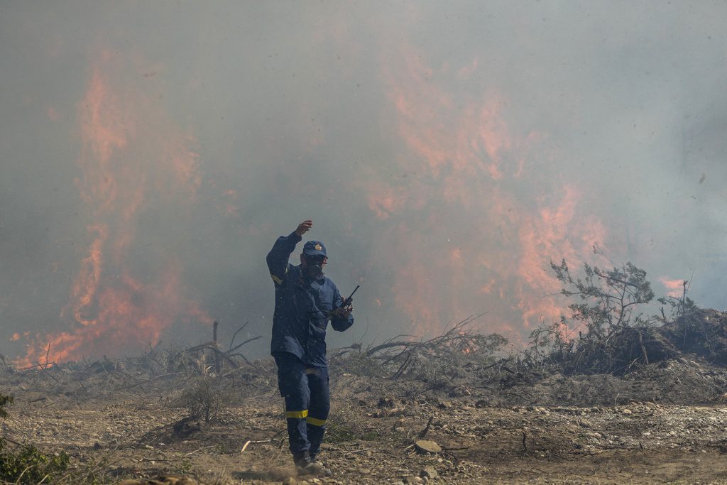 Μαίνεται για 8η μέρα η πύρινη λαίλαπα στη Ρόδο: Εκκενώνεται ο Μαλώνας – Καίγονται σπίτια στο Γεννάδι (Video)