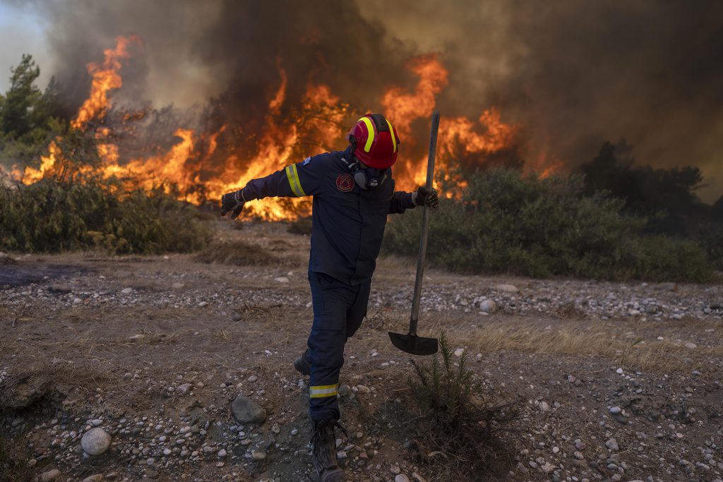 Φωτιά στο Δομοκό: Σε δασική έκταση πάνω από το Παράρτημα ΑμεΑ