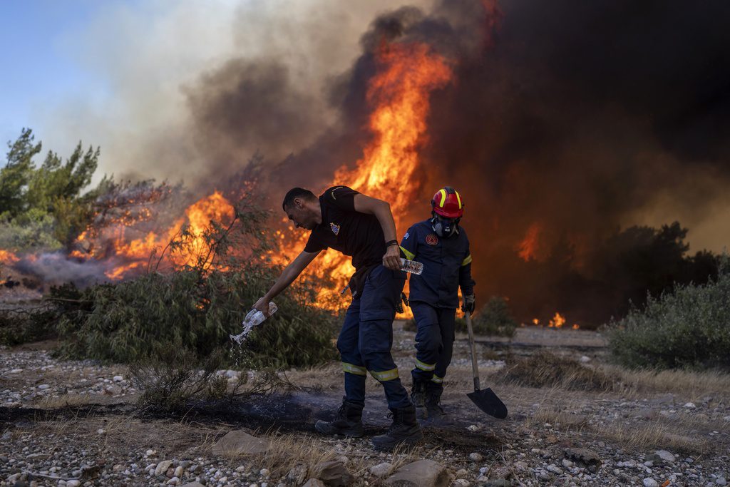 Πύρινος εφιάλτης δίχως τέλος στη Ρόδο: Μάχη να μην περάσει η φωτιά στα χωριά Γεννάδι και Μαλώνα – Απειλούνται σπίτια (Video)