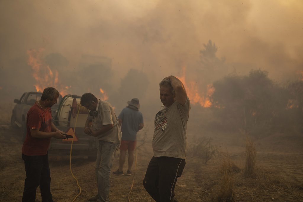 Πύρινη κόλαση για 9η ημέρα: Μαίνεται το μέτωπο στη Ρόδο – Θρήνος για τους πιλότους του Καναντέρ (Photos – Video)