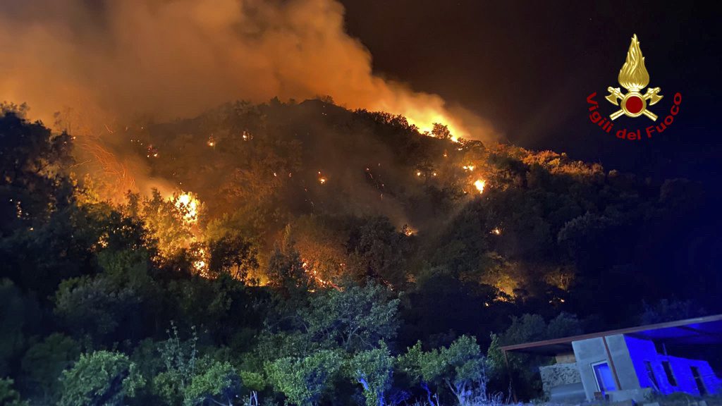 Ιταλία: Eκκένωση τριών τουριστικών μονάδων με 2.000 τουρίστες