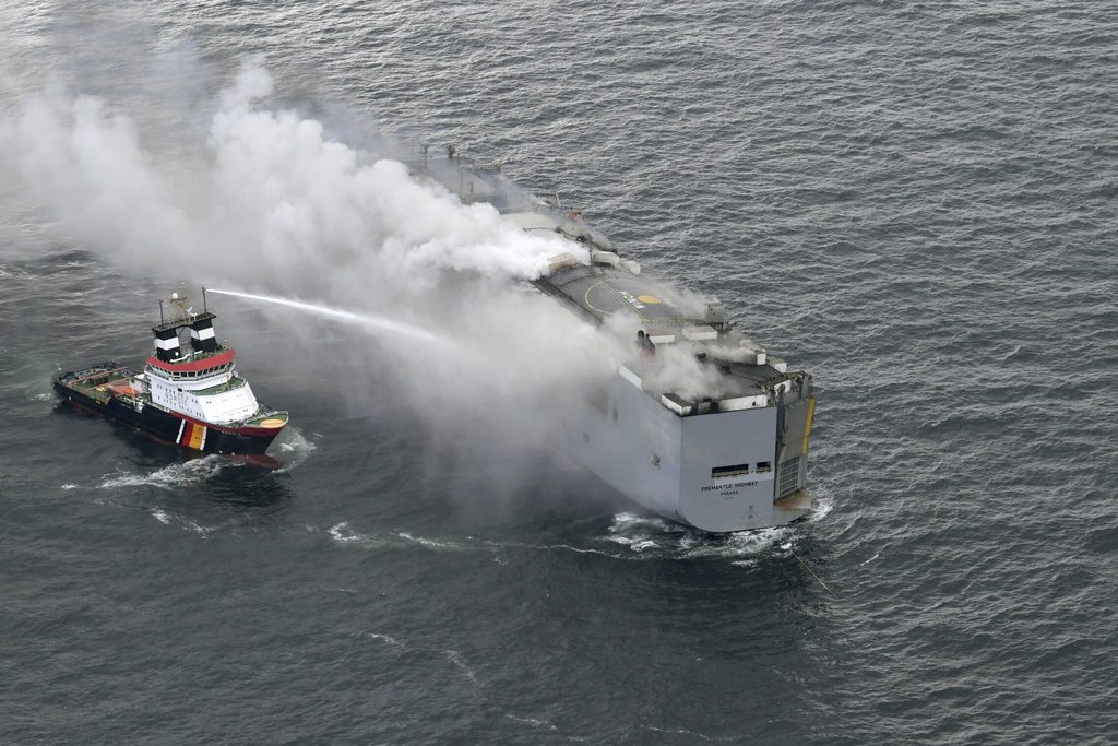 Ολλανδία: Κίνδυνος οικολογικής καταστροφής από το φλεγόμενο πλοίο Fremantle Highway