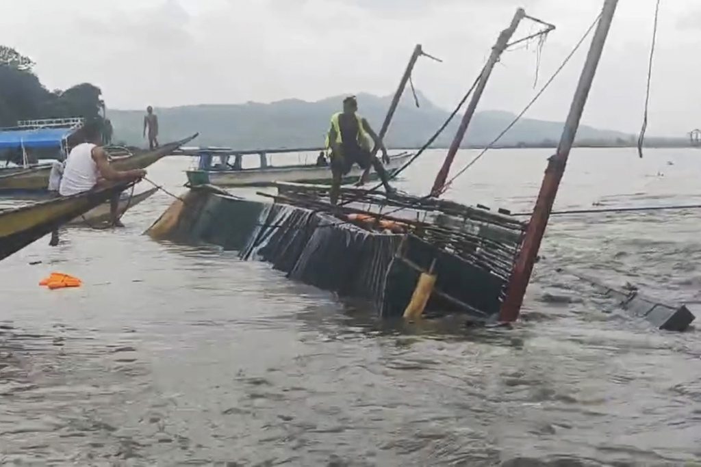 Φιλιππίνες: Τουλάχιστον 25 νεκροί από ανατροπή επιβατικού πλοίου