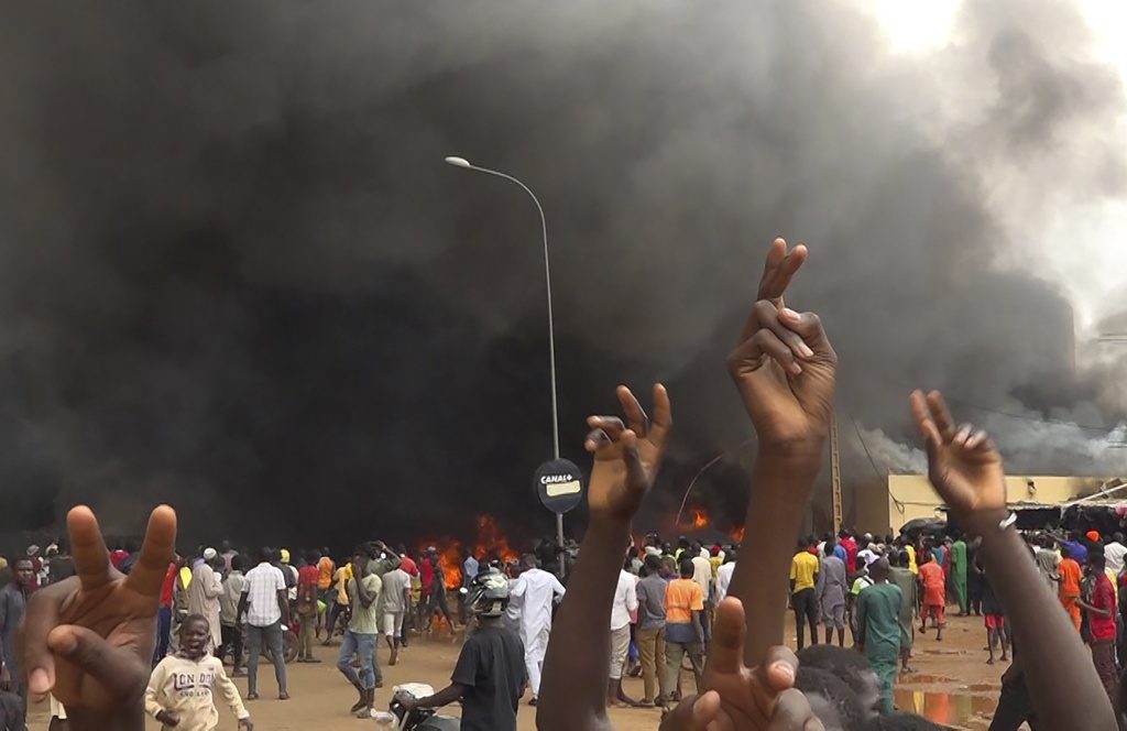 Διεθνής Τύπος: Το πραξικόπημα στον Νίγηρα, αποσταθεροποιεί το Σαχέλ – Με τοπικά κόμματα συνομιλεί ο Σάντσεθ