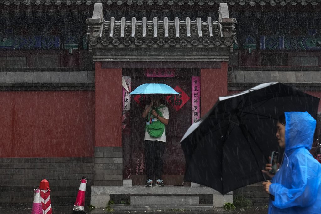 Σφοδρές βροχοπτώσεις στο Πεκίνο: Δύο άνθρωποι έχασαν τη ζωή τους, ενώ χιλιάδες εγκατέλειψαν τις εστίες τους (Video)
