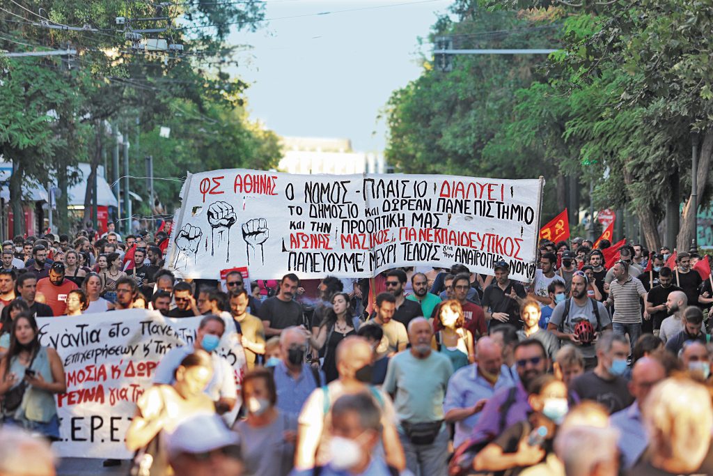 Στην εντατική δημόσια παιδεία και τραβάνε την πρίζα