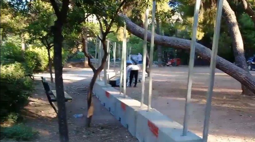 Πάρκο Δρακόπουλου: «Ανάπλαση» με κομμένα δέντρα, λαμαρίνες και ΜΑΤ