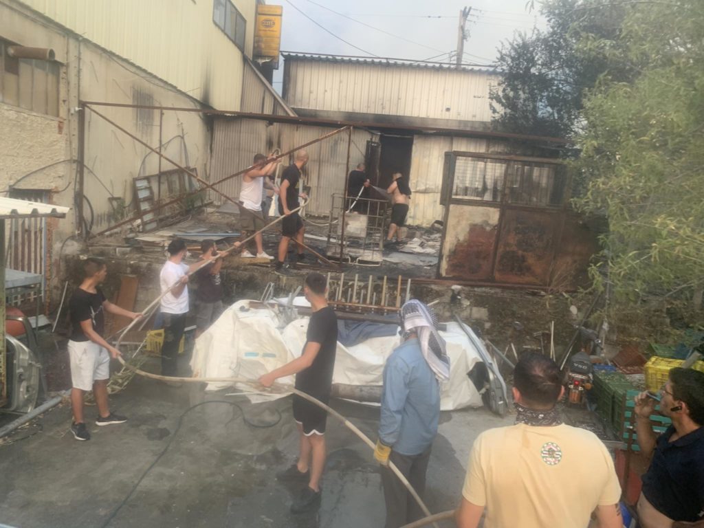 Βόλος: Συγκλονίζουν οι προσπάθειες εθελοντών να σώσουν τις περιουσίες τους (Videos)