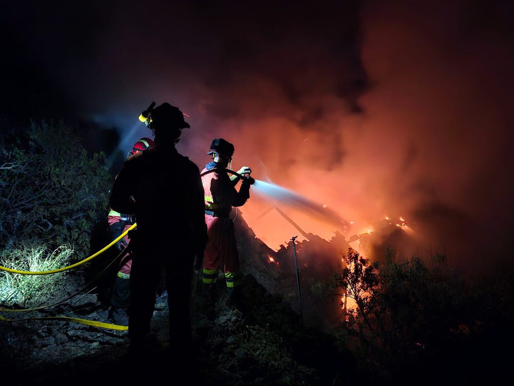 Ισπανία – Λα Πάλμα: Ανεξέλεγκτη η δασική πυρκαγιά, χιλιάδες εγκαταλείπουν το νησί