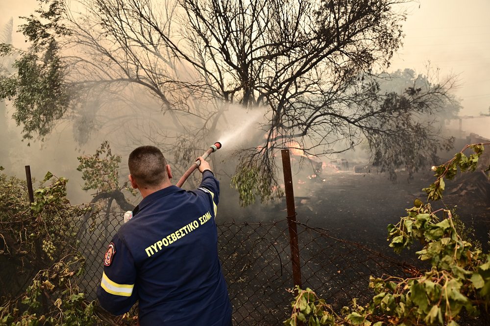 Μάνδρα: Υπό έλεγχο η αναζωπύρωση της φωτιάς στο Καραούλι