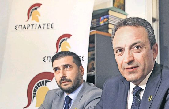 Δεξιά πολυκατοικία και με περικεφαλαία