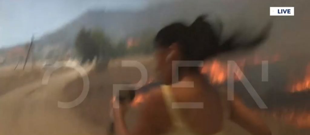 Κόλαση φωτιάς στο Λουτράκι: Κινδύνεψε δημοσιογράφος, έτρεξε να γλιτώσει – Ακούστηκαν εκρήξεις (Video)