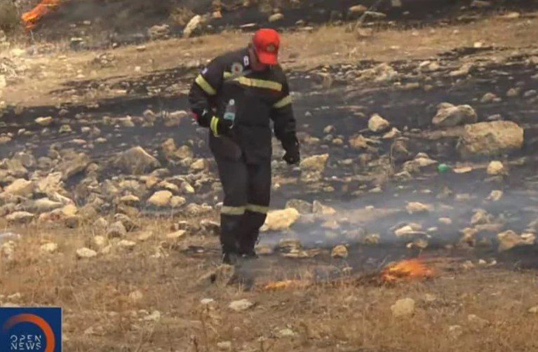 Φωτιά στο Λουτράκι: Πυροσβέστες σβήνουν μικροεστίες με τα πόδια τους (Video)