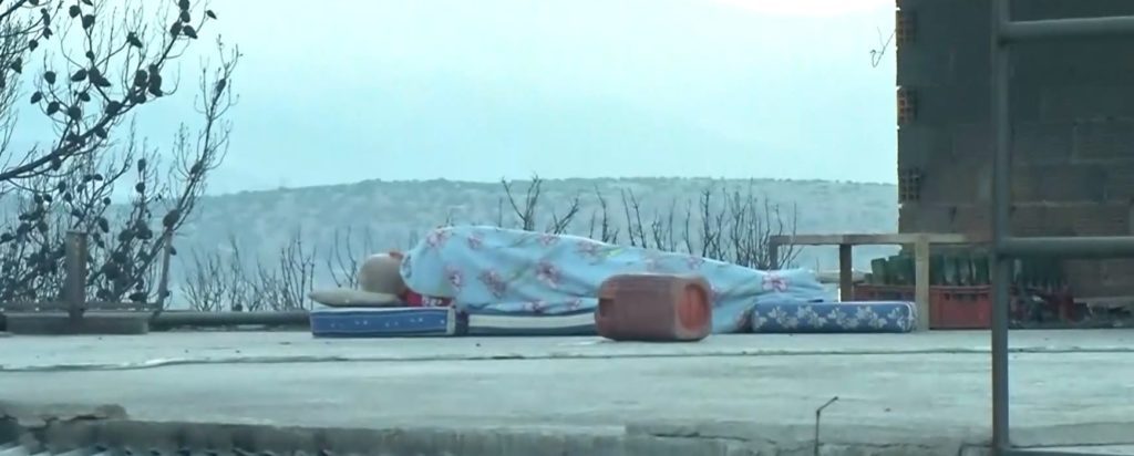 Φωτιά στη Μάνδρα: Άντρας κοιμήθηκε πάνω στο καμένο σπίτι του (Video)