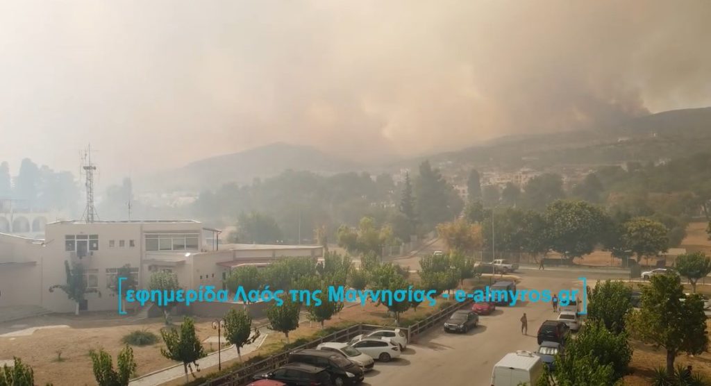 Νέα Αγχίαλος: Πλάνα από drone με τους πυκνούς καπνούς από την πυρκαγιά να σκεπάζουν την περιοχή (Video)