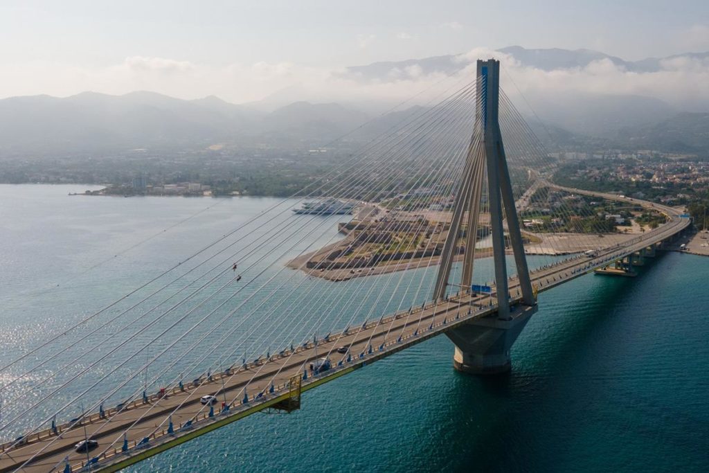 Κόβουν την ανάσα οι εικόνες από τους εναερίτες που επιθεωρούν τη γέφυρα Ρίου – Αντιρρίου (Photos – Video)