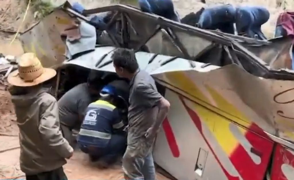 Τραγωδία στο Μεξικό: Στους 29 οι νεκροί από την πτώση λεωφορείου σε γκρεμό (Photos – Video)