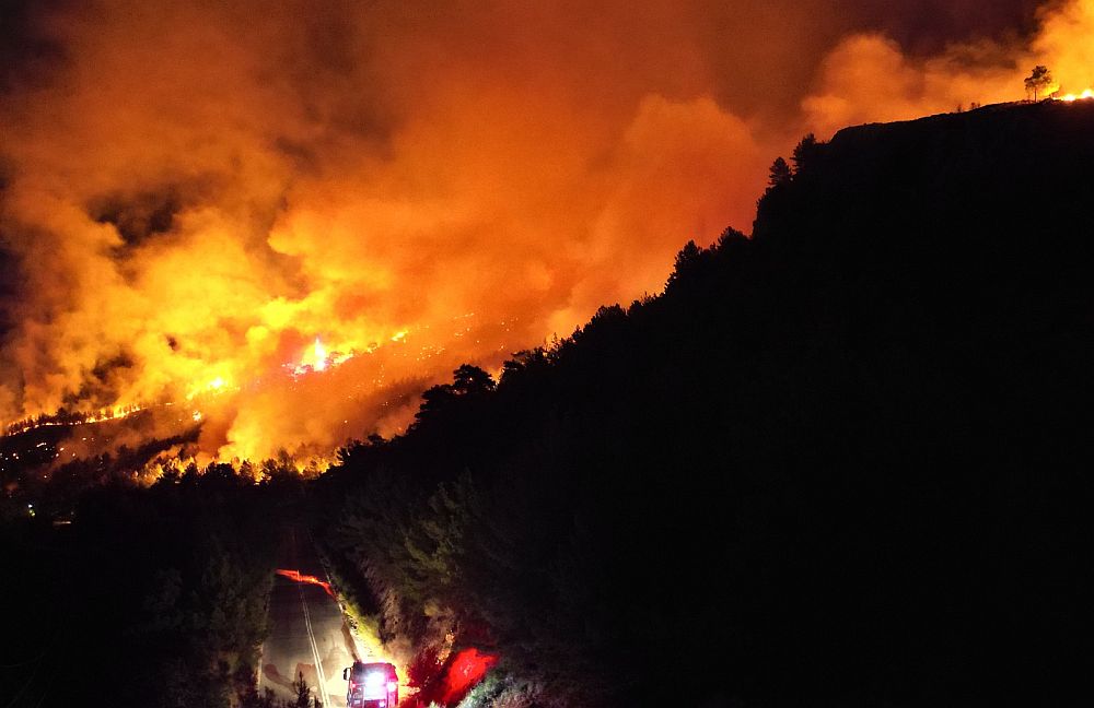 Φωτιά στη Χίο: Ήχησε το 112 – Ξέσπασε μετά από τροχαίο (Photos – Video)