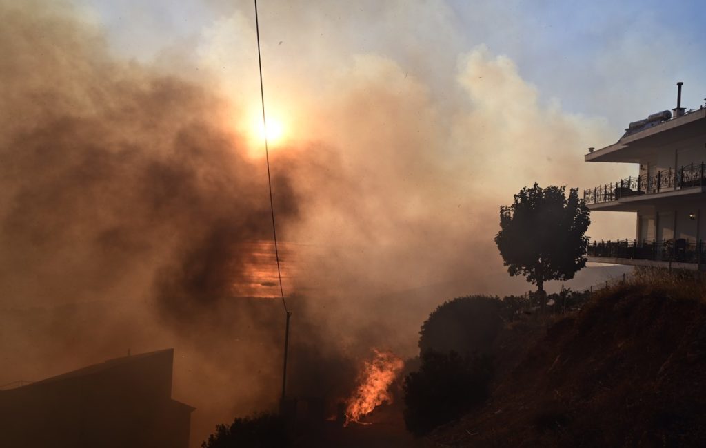 Επικοινωνία Φάμελλου με Κικίλια για τα πύρινα μέτωπα σε Αττική και Κορινθία