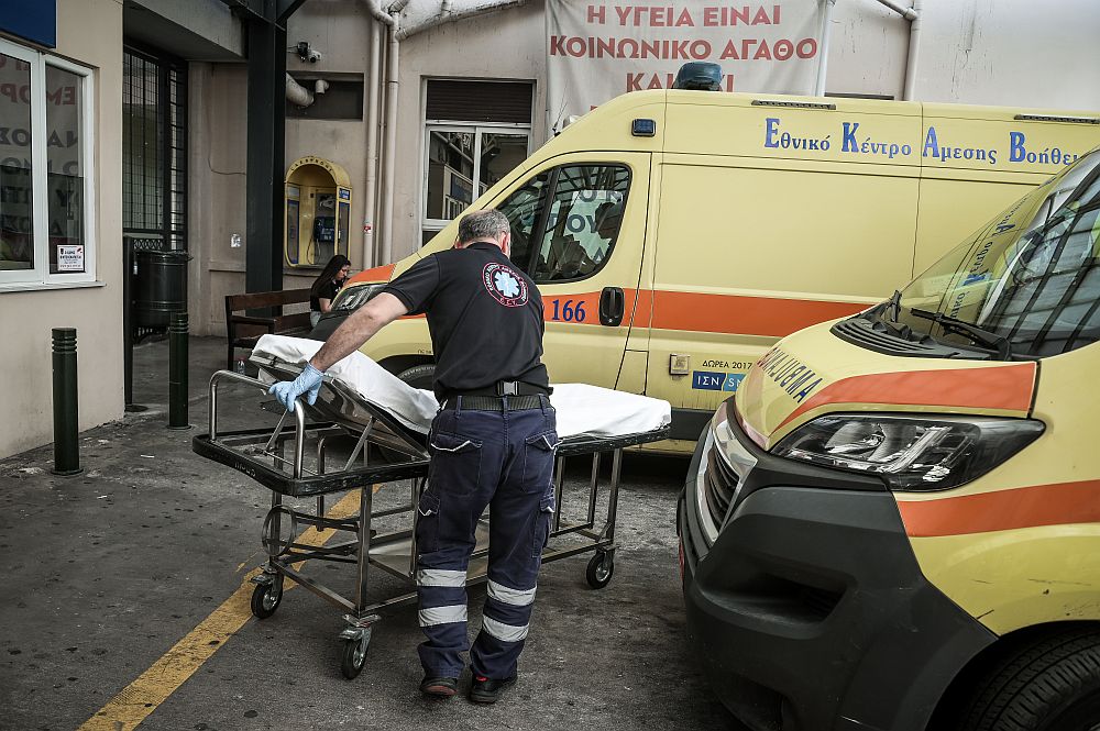 ΣΥΡΙΖΑ: Είναι τραγικό άνθρωποι να χάνουν τη ζωή τους αβοήθητοι περιμένοντας ένα ασθενοφόρο