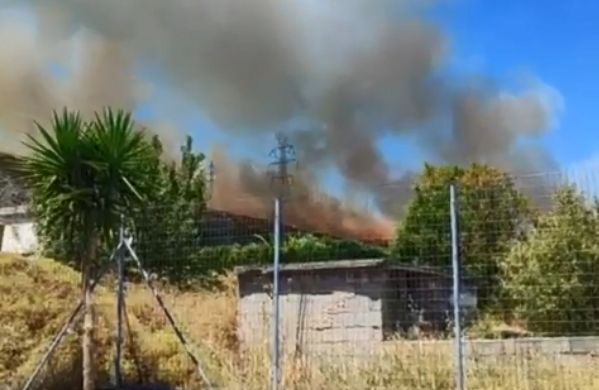 Meteo για φωτιά στον Κουβαρά: «Εξαιρετικά δυσμενείς έως αργά το απόγευμα οι πυρομετεωρολογικές συνθήκες»