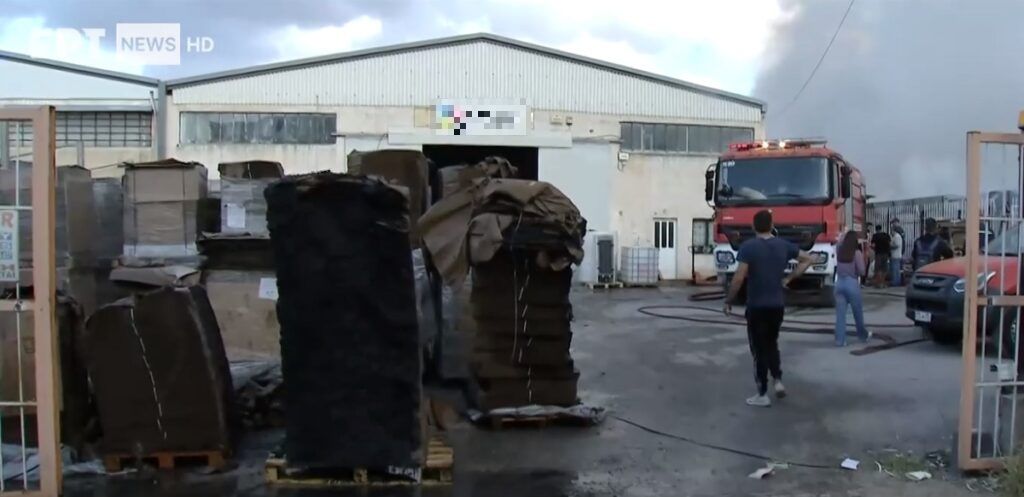 Υπό έλεγχο η πυρκαγιά σε εργοστάσιο στα Οινόφυτα – Είχε σταλεί μήνυμα από το 112 (Video)