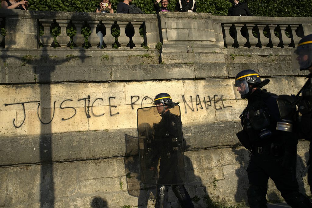 Γαλλία: Για τρίτη νύχτα 45.000 αστυνομικοί επί ποδός – «Γραμμή» για συλλήψεις