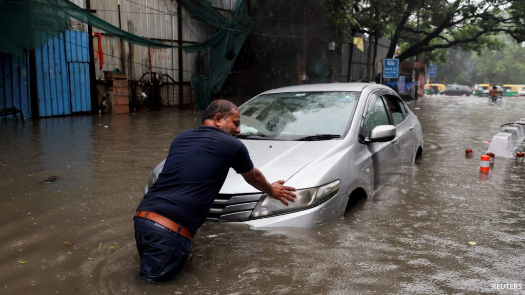 Ινδία: Τουλάχιστον 15 νεκροί από πλημμύρες και κατολισθήσεις (Video)