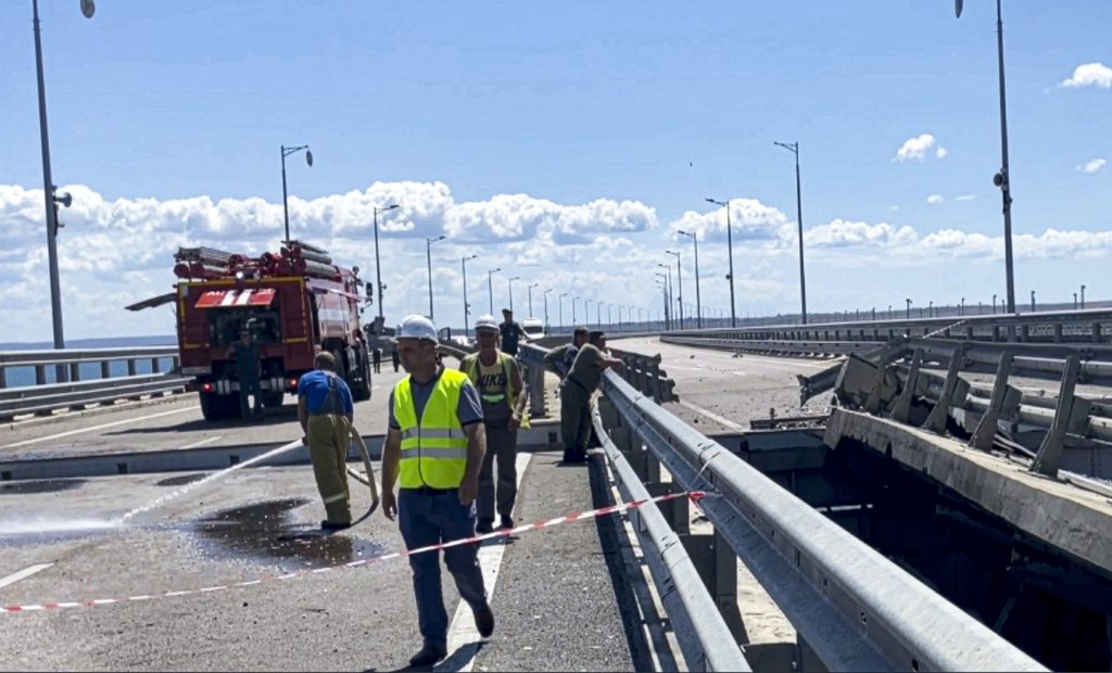 Ρωσία: Προσωρινή διακοπή της κίνησης οχημάτων στη γέφυρα της Κριμαίας