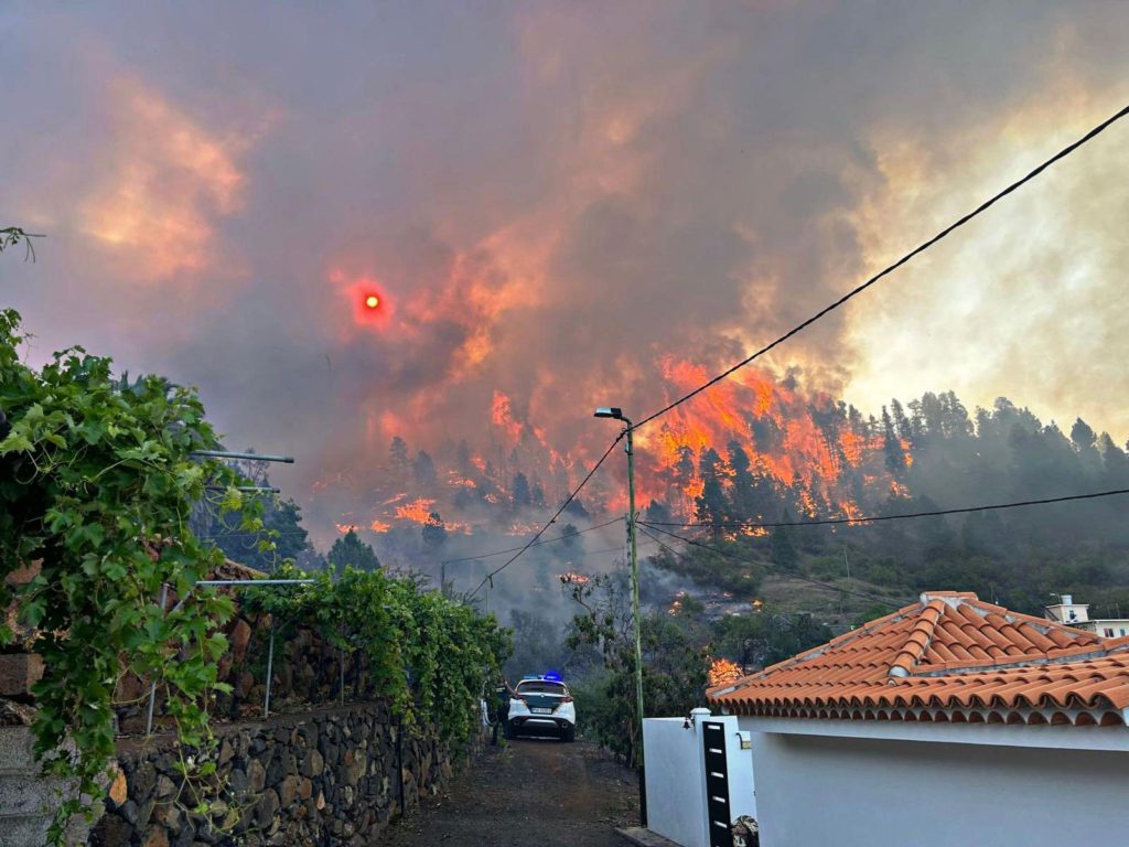 Ισπανία: Μεγάλη φωτιά στο νησί Λα Πάλμα οδήγησε σε απομακρύνσεις κατοίκων