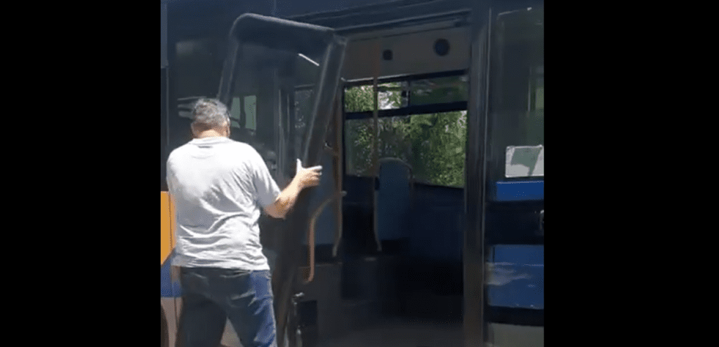 Λεωφορείο με επιβάτες χάνει την πόρτα του στον δρόμο! (Video)