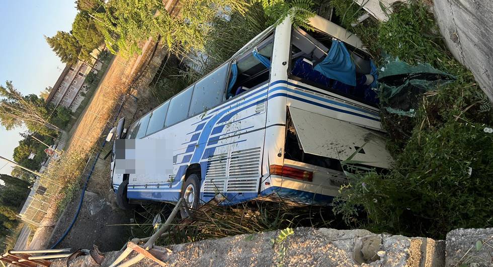 Ζάκυνθος: Τουριστικό λεωφορείο έπεσε από γέφυρα (Photos)