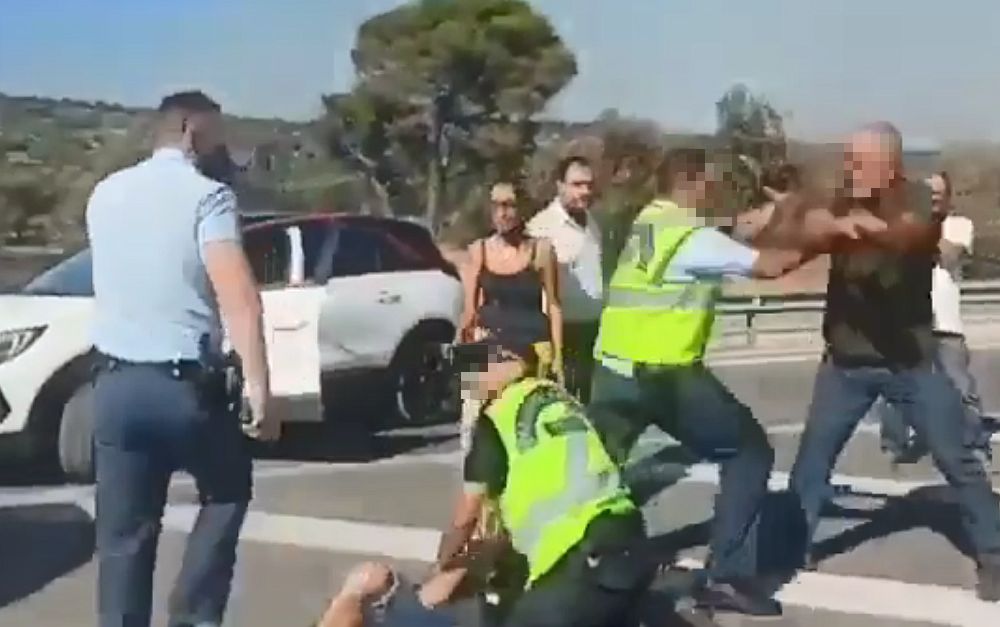 Απίστευτες εικόνες: Αστυνομικοί χτύπησαν και έσπρωχναν κατοίκους στη Μάνδρα (Video)