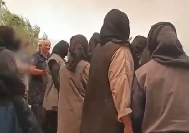 Μάνδρα: Αστυνομικοί προσπαθούν να πείσουν μοναχές να εκκενώσουν μοναστήρι αλλά εκείνες προσεύχονται (Video)