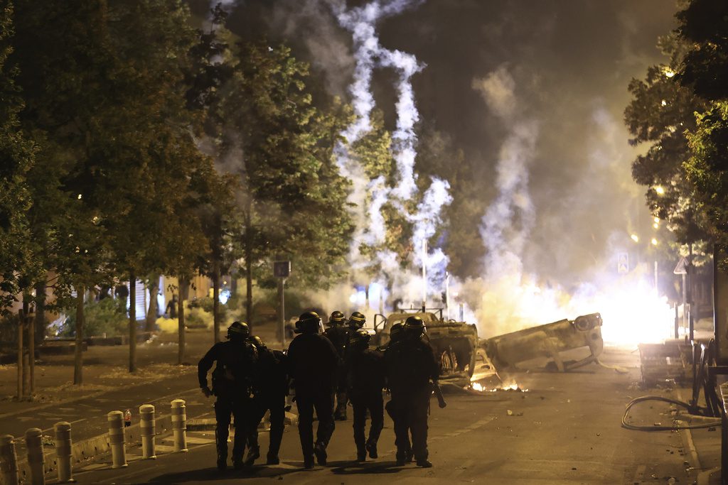 Γαλλία: Άλλη μια νύχτα με ένταση και προσαγωγές – Στο αρχηγείο της αστυνομίας ξενύχτησε η πρωθυπουργός Μπορν