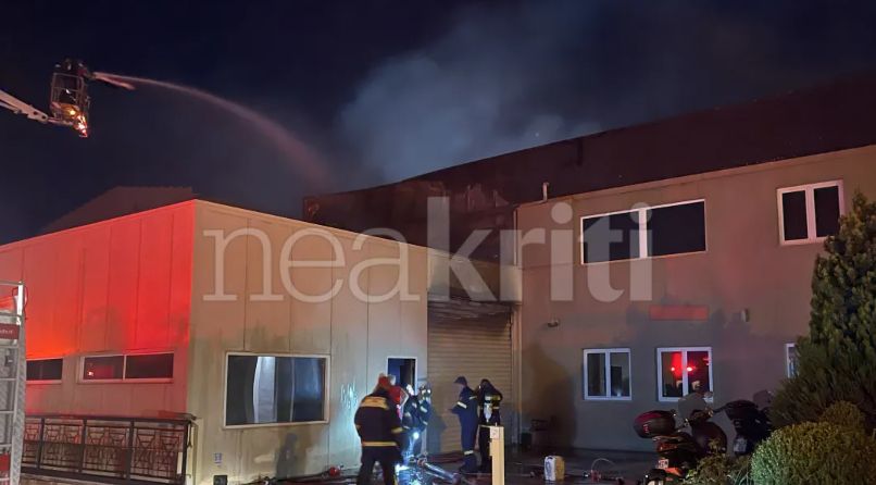 Πυρκαγιά στις εγκαταστάσεις του πιεστηρίου της εφημερίδας «Νέα Κρήτη» στο Ηράκλειο (Photos – Video)