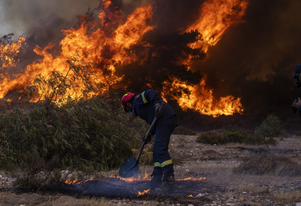 Επιτελικό μπάχαλο με τη Ρόδο να καίγεται για 8η ημέρα – Θρήνος για τους δύο πιλότους του Καναντέρ (Videos)