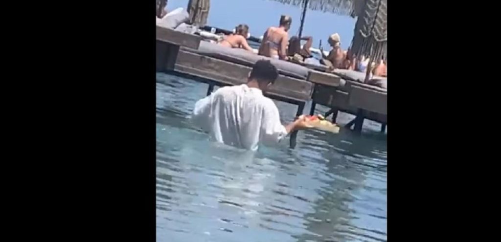 Ρόδος: Παράνομο και «σφραγισμένο» από το 2016 το beach bar με τον σερβιτόρο που «κολύμπησε» για να πάει παραγγελία