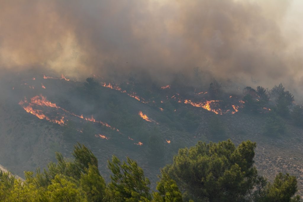 Πύρινος εφιάλτης για έβδομη ημέρα στη Ρόδο – Μάχη με τις φλόγες στην Εύβοια, καίγονται σπίτια στον Πλατανιστό (Videos)