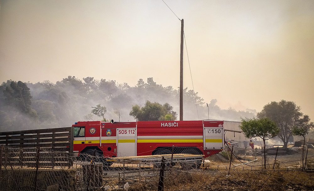Φωτιά στη Ρόδο: Μάχη πυροσβεστών σε τρία μέτωπα – Χάος και ανοργανωσιά με την επιχείρηση εκκένωσης