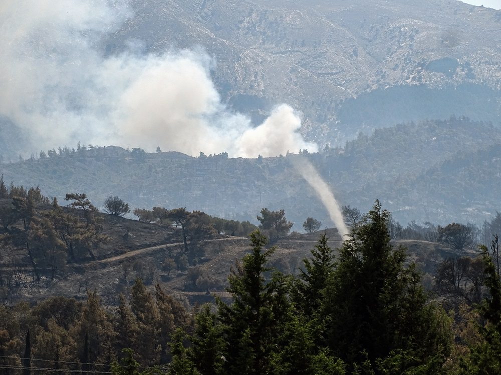 Πυρκαγιές: Για 5η ημέρα μαίνεται η φωτιά στη Ρόδο – Σε ύφεση τα μέτωπα σε Δυτική Αττική – Λακωνία