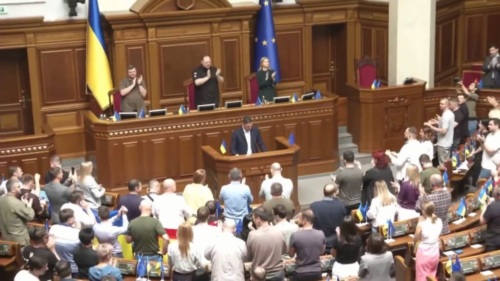 Ουκρανία: Υποσχέσεις Σάντσεθ στο κοινοβούλιο, μικρά οφέλη στο πεδίο των μαχών