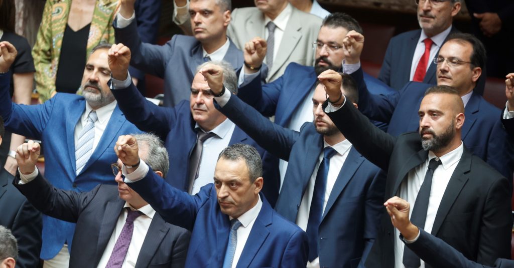 Παρέμβαση Τσίπρα για να αλλάξει η θέση των ακροδεξιών Σπαρτιατών στη Βουλή