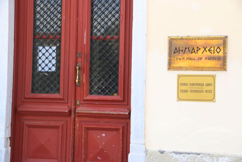 Ο νεοδημοκράτης δήμαρχος Ναυπλιέων πέταγε κόπρανα στο σπίτι υποψήφιου αντιπάλου του