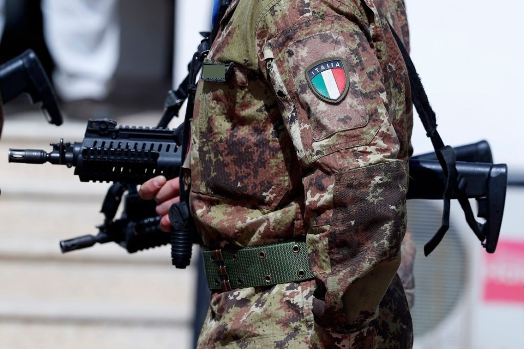 Ιταλία: Στρατηγός αποπέμφθηκε μετά τη δημοσιοποίηση βιβλίου του με ρατσιστικό και ομοφοβικό περιεχόμενο