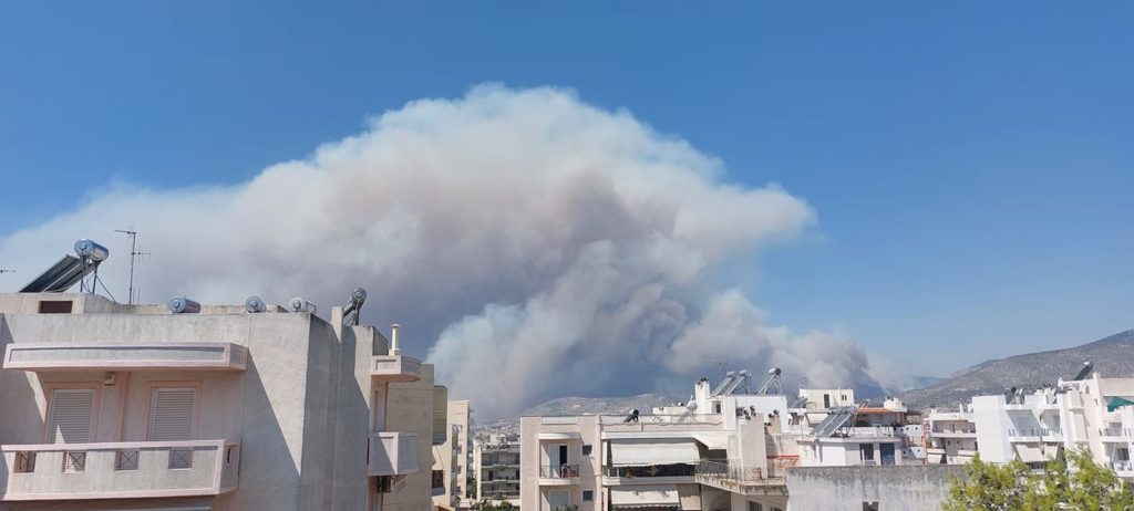 Φωτιά στη Χασιά: Φόβοι για την Πάρνηθα – Εκκενώνεται η Φυλή (Photos -Video)